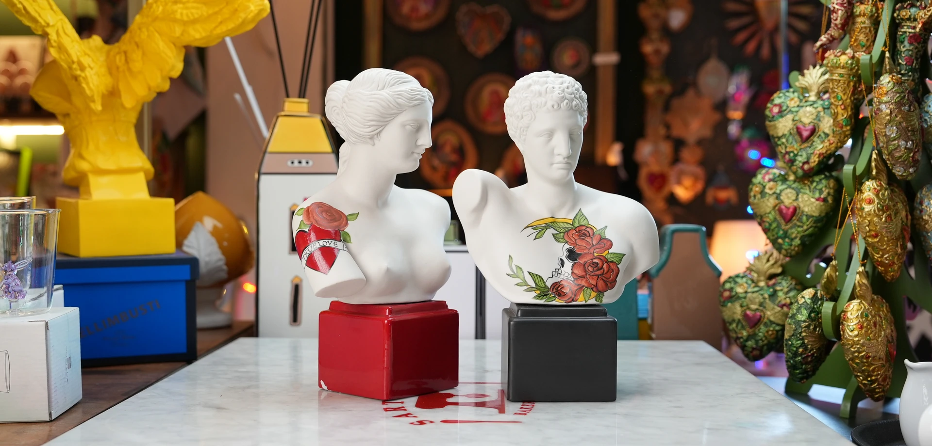 Busti decorativi per la casa con tatuaggi, da Sartoria Luminarie a Bologna